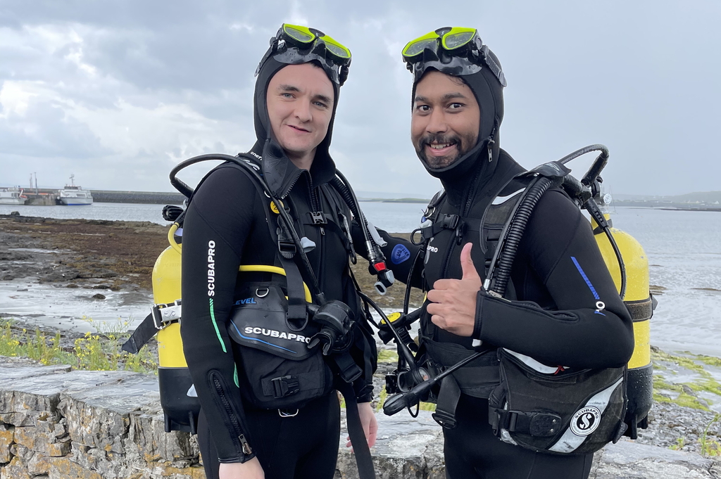 excited scuba divers getting ready to go try scuba diving  